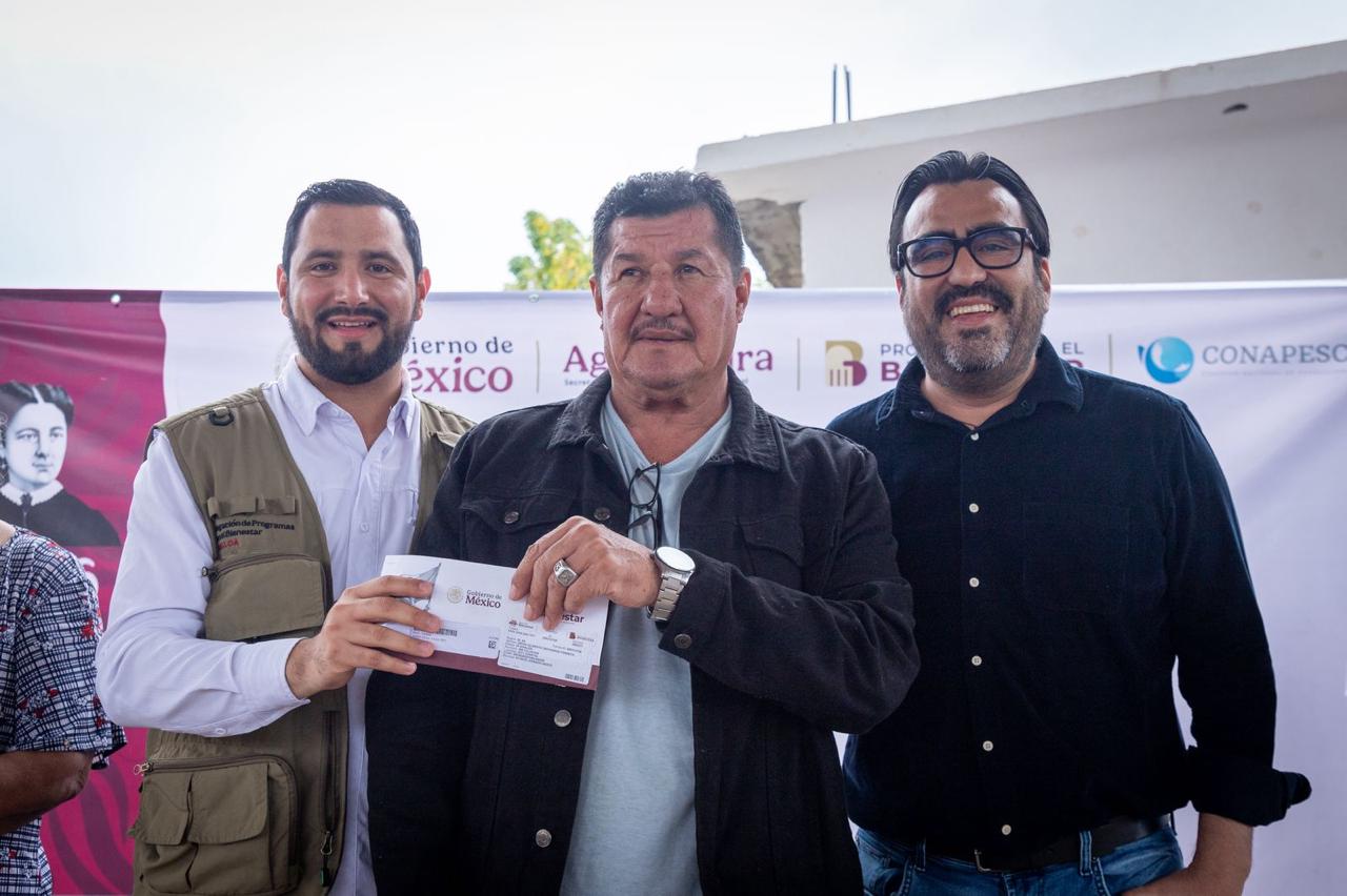 Gámez Mendívil entrega tarjetas de Bienpesca en Cospita, Culiacán