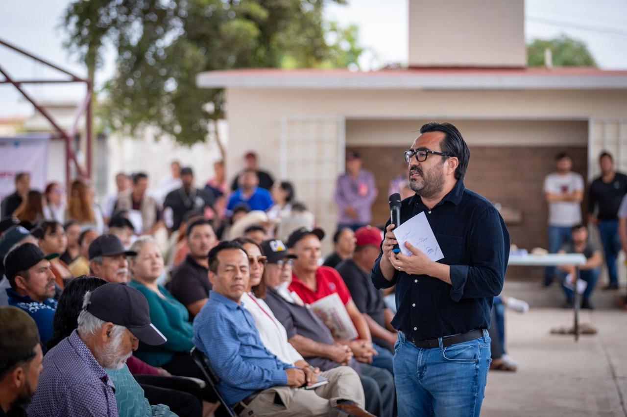 Gámez Mendívil entrega tarjetas de Bienpesca en Cospita, Culiacán