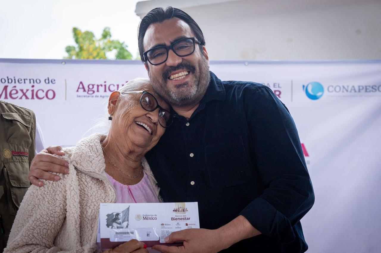 Gámez Mendívil entrega tarjetas de Bienpesca en Cospita, Culiacán