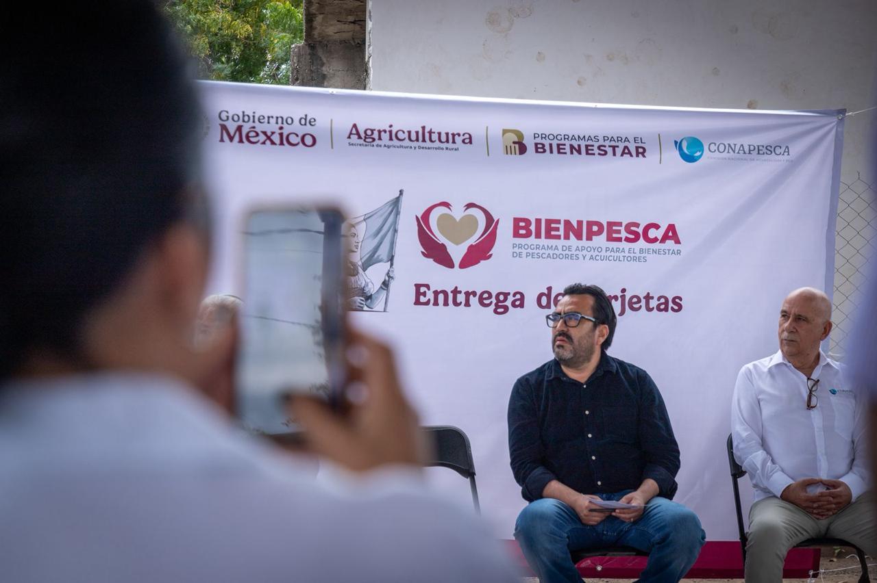 Gámez Mendívil entrega tarjetas de Bienpesca en Cospita, Culiacán