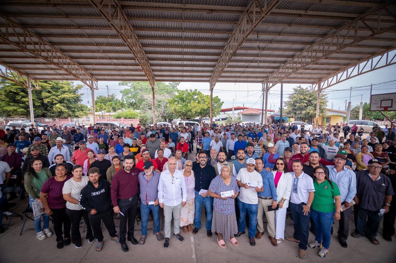 Gámez Mendívil entrega tarjetas de Bienpesca en Cospita, Culiacán