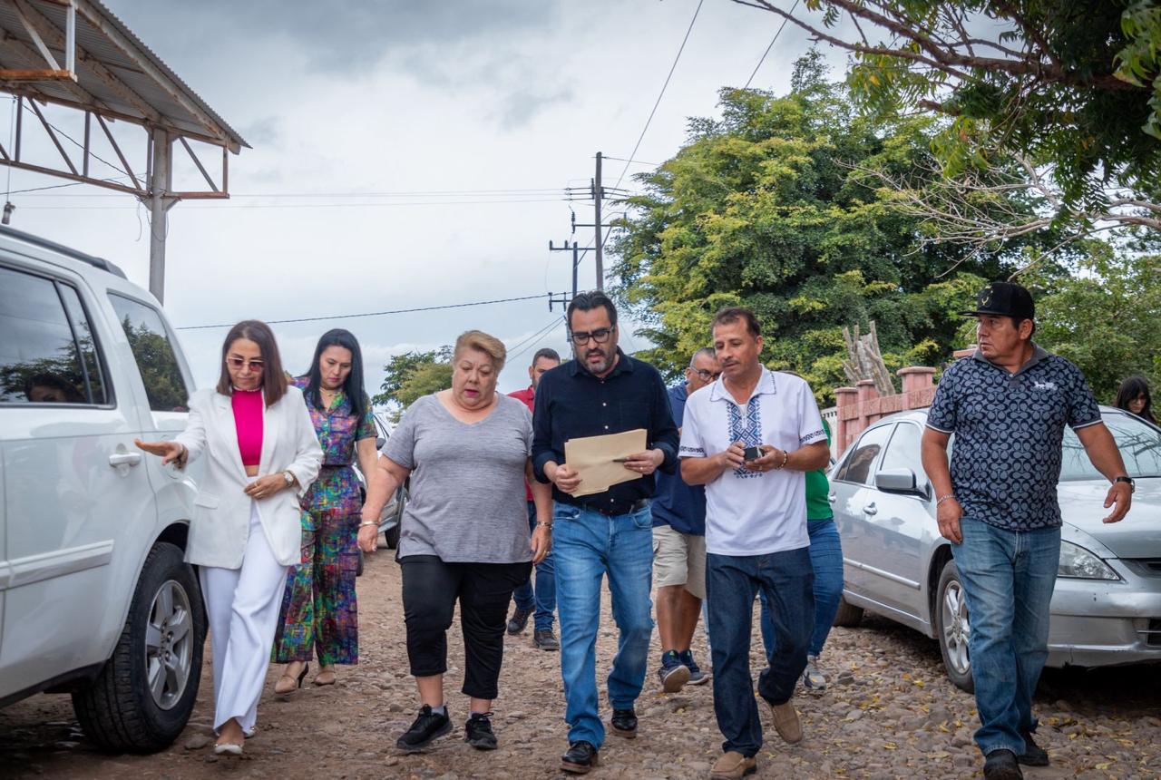 Gámez Mendívil entrega tarjetas de Bienpesca en Cospita, Culiacán