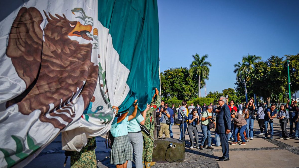 gobernador en izamiento por aniversario del natalicio de benito juarez bandera