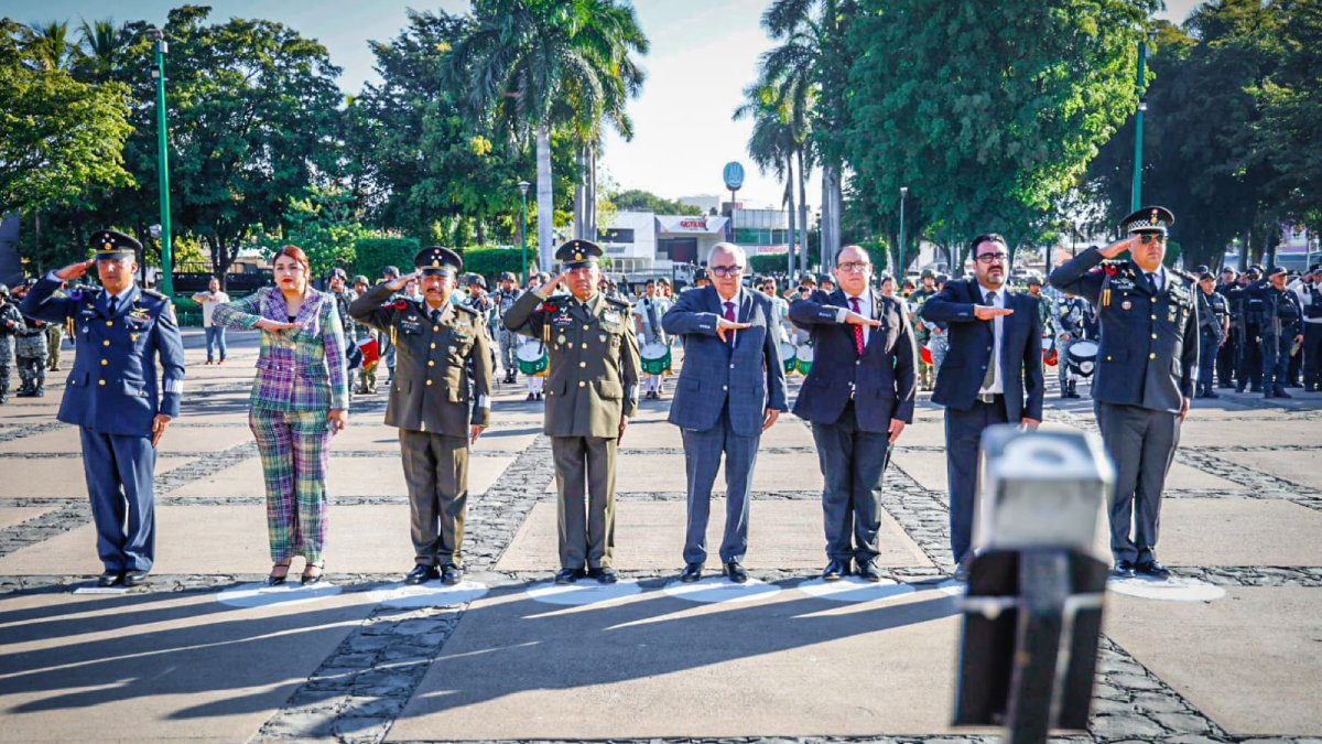 gobernador en izamiento por aniversario del natalicio de benito juarez en culiacan