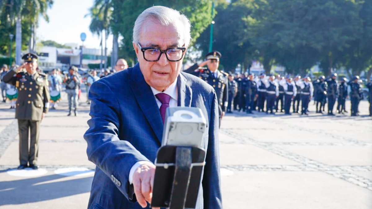 gobernador en izamiento por aniversario del natalicio de benito juarez evento
