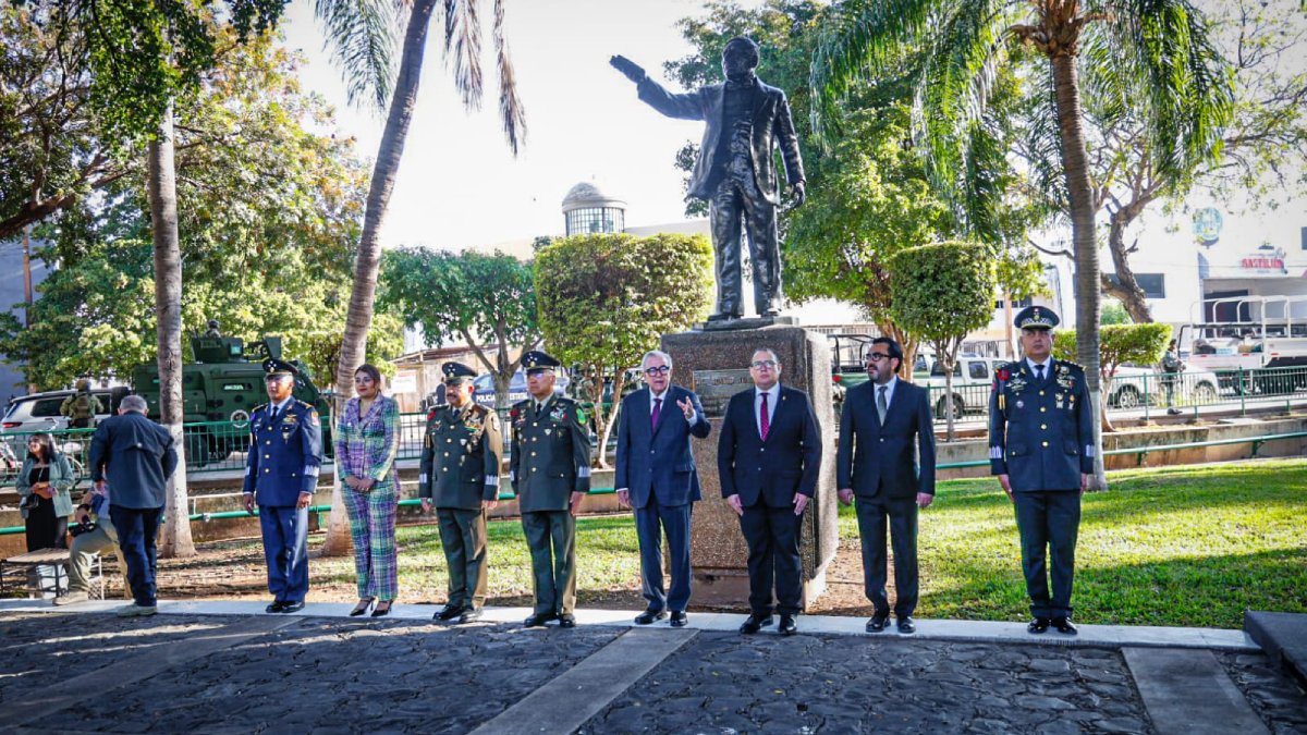 gobernador en izamiento por aniversario del natalicio de benito juarez lugar