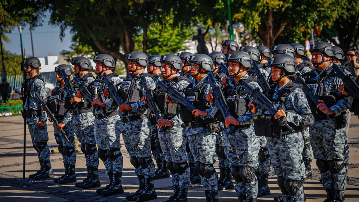 gobernador en izamiento por aniversario del natalicio de benito juarez militares