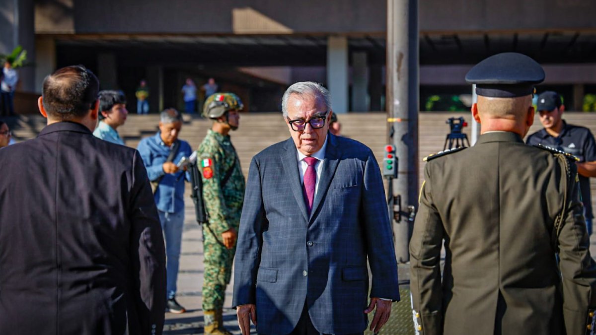 gobernador en izamiento por aniversario del natalicio de benito juarez rocha