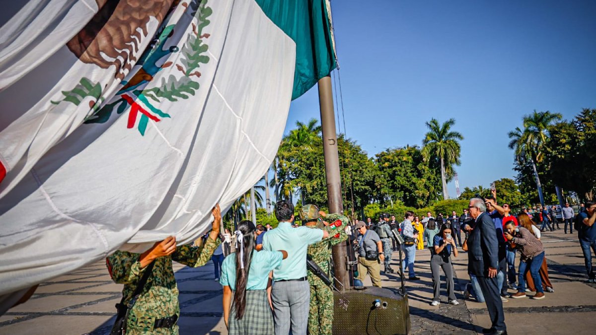 gobernador en izamiento por aniversario del natalicio de benito juarez saludo