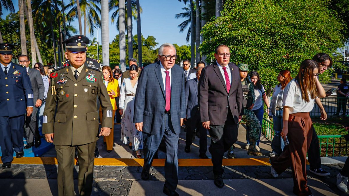 gobernador en izamiento por aniversario del natalicio de benito juarez