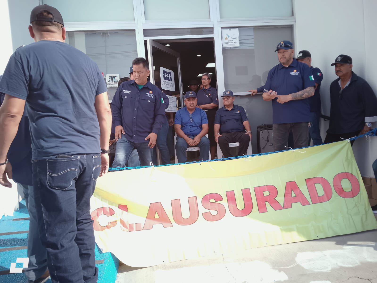guerreros azules toman las instalaciones de la cedh en culiacan