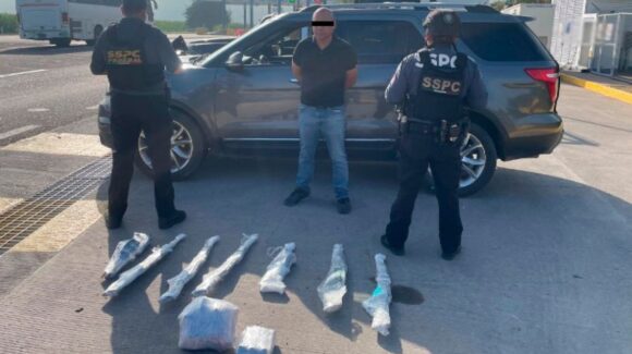 Con 7 armas largas, cartuchos y un vehículo, detienen a un hombre sobre el Libramiento Culiacán, en Sinaloa