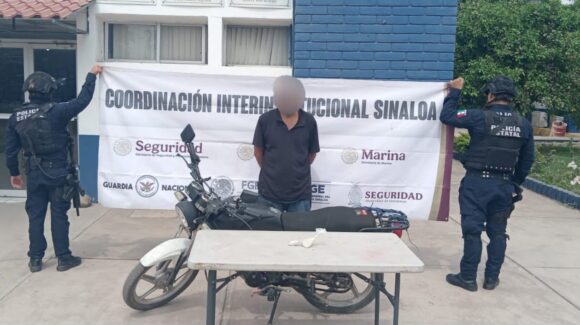 Viajaba en motocicleta robada, autoridades lo detienen y también le aseguran droga en Culiacán, Sinaloa