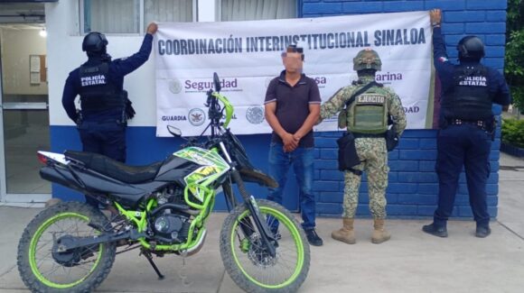 Contaba con orden de aprehensión vigente por homicidio y fue detenido en una moto en Culiacán, Sinaloa