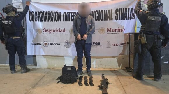 Persecución en carretera del sur de Sinaloa termina con detenido y arsenal asegurado