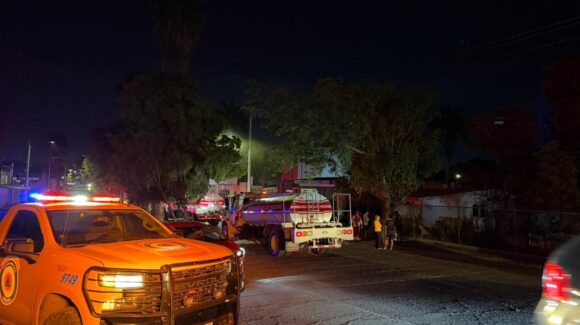 Hombre en estado inconveniente incendia su casa en la colonia 12 de Octubre de Los Mochis, Sinaloa