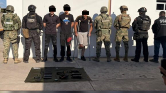 ¡Uno andaba en muletas! Detienen a 3 sujetos con armas largas, cargadores y un vehículo al sur de Culiacán, Sinaloa