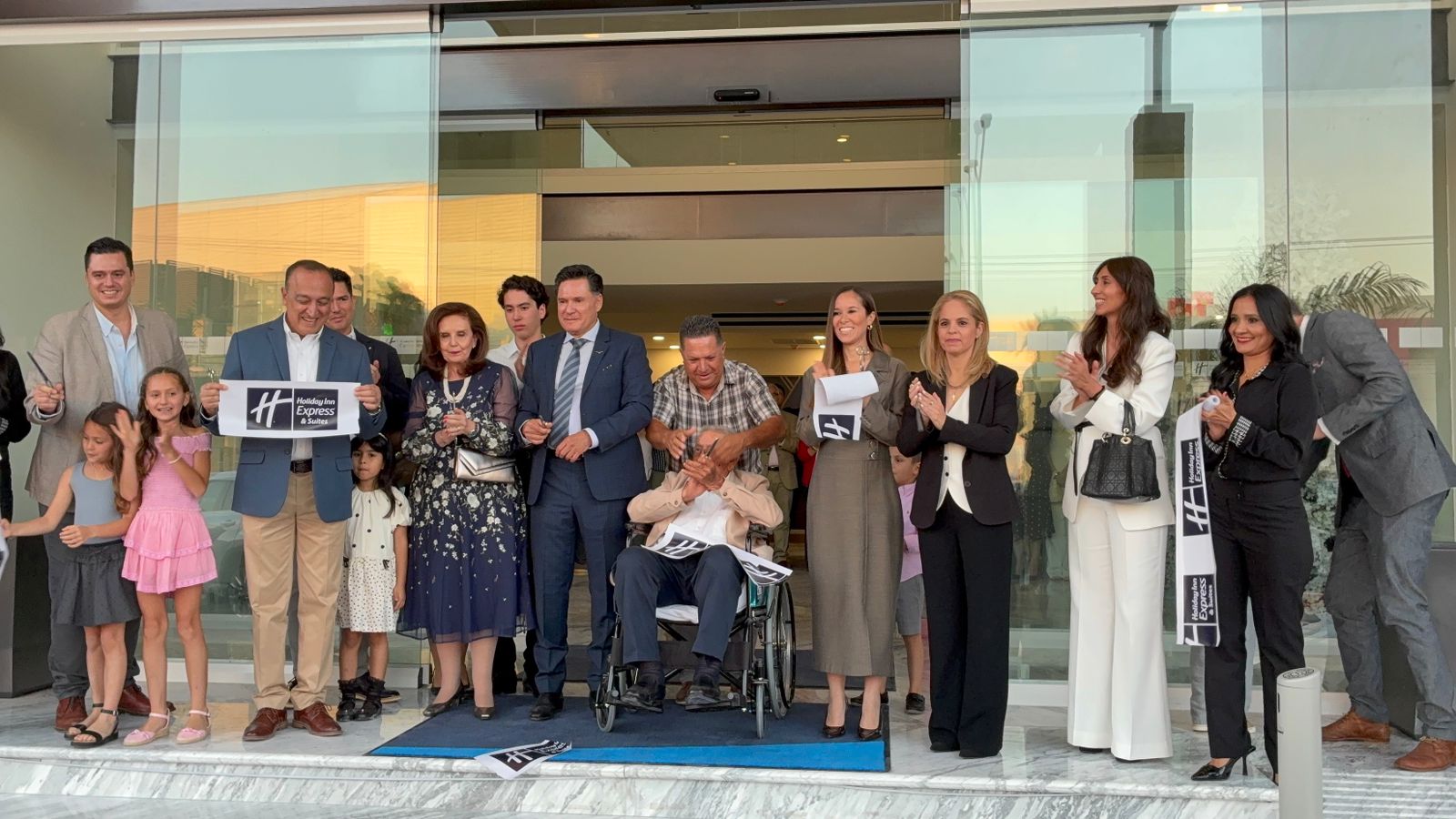 Corte de listón del Francisco Javier Rivera Yepiz, propietario del Holiday Inn Express en Los Mochis