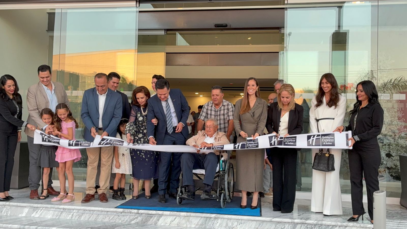Corte de listón del Francisco Javier Rivera Yepiz, propietario del Holiday Inn Express en Los Mochis