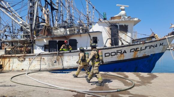 Se registra incendio de barco camaronero en el Parque Industrial Alfredo V. Bonfil en Mazatlán, Sinaloa