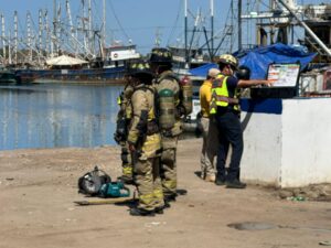 Se registra incendio de barco camaronero en el Parque Industrial Alfredo V. Bonfil en Mazatlán