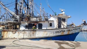 Se registra incendio de barco camaronero en el Parque Industrial Alfredo V. Bonfil en Mazatlán