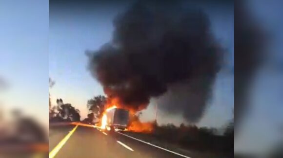 Incendio de tráiler sobre la Culiacán-Mazatlán en Elota, Sinaloa, moviliza a cuerpos de emergencia