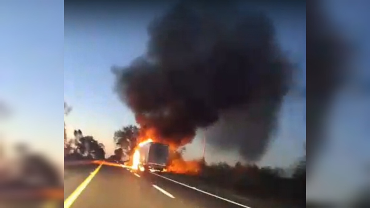 Incendio en tráiler en Maxipista Culiacán-Mazatlán en Elota