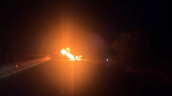 Se incendia vehículo en el km. 89 de la carretera Mazatlán-Culiacán, en Sinaloa