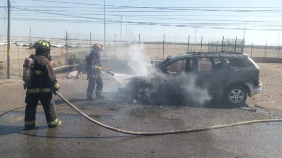Incendio de vehículo en la México 15 moviliza a cuerpos de emergencia en Mazatlán, Sinaloa