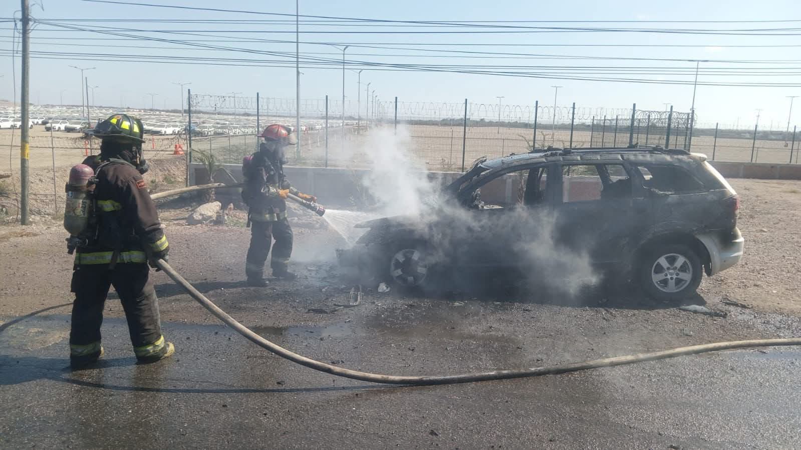 Incendio de vehículo en la México 15, en Mazatlán