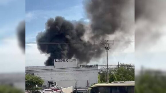 Incendio en antigua tienda del ISSSTE genera alarma cerca de kínder y viviendas en Mazatlán, Sinaloa
