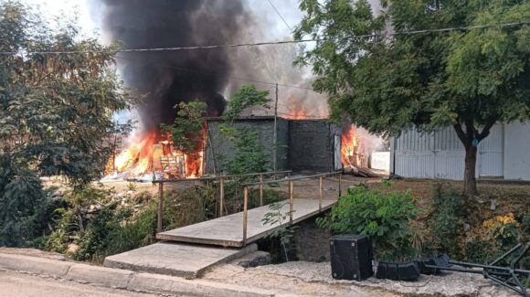 Fuerte incendio en domicilio la deja reducida a cenizas tras presunta falla eléctrica en Mazatlán, Sinaloa