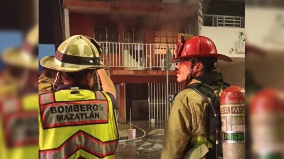 Incendio en vivienda moviliza a cuerpos de emergencia en Mazatlán, Sinaloa.