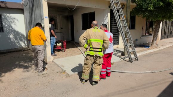Incendio consume habitación de vivienda en el fraccionamiento Las Fuentes, en Guamúchil, Sinaloa