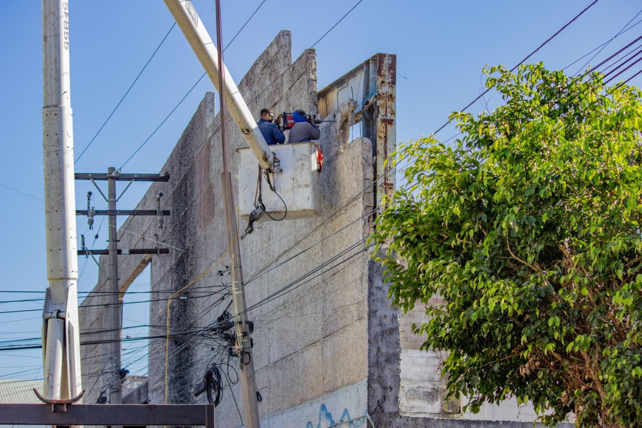 Inicia demolición de barda de antigua tienda del Issste, en Mazatlán