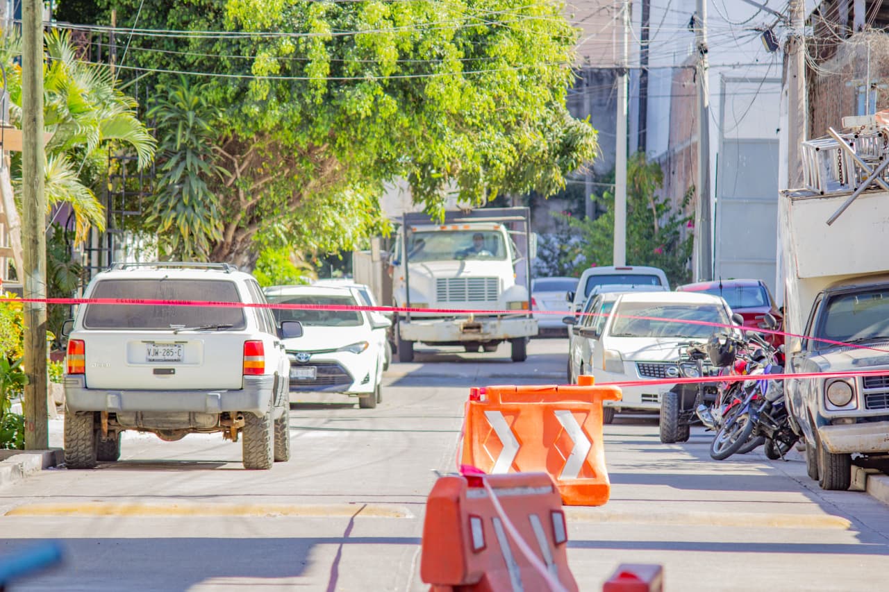 Inicia demolición de barda de antigua tienda del Issste, en Mazatlán
