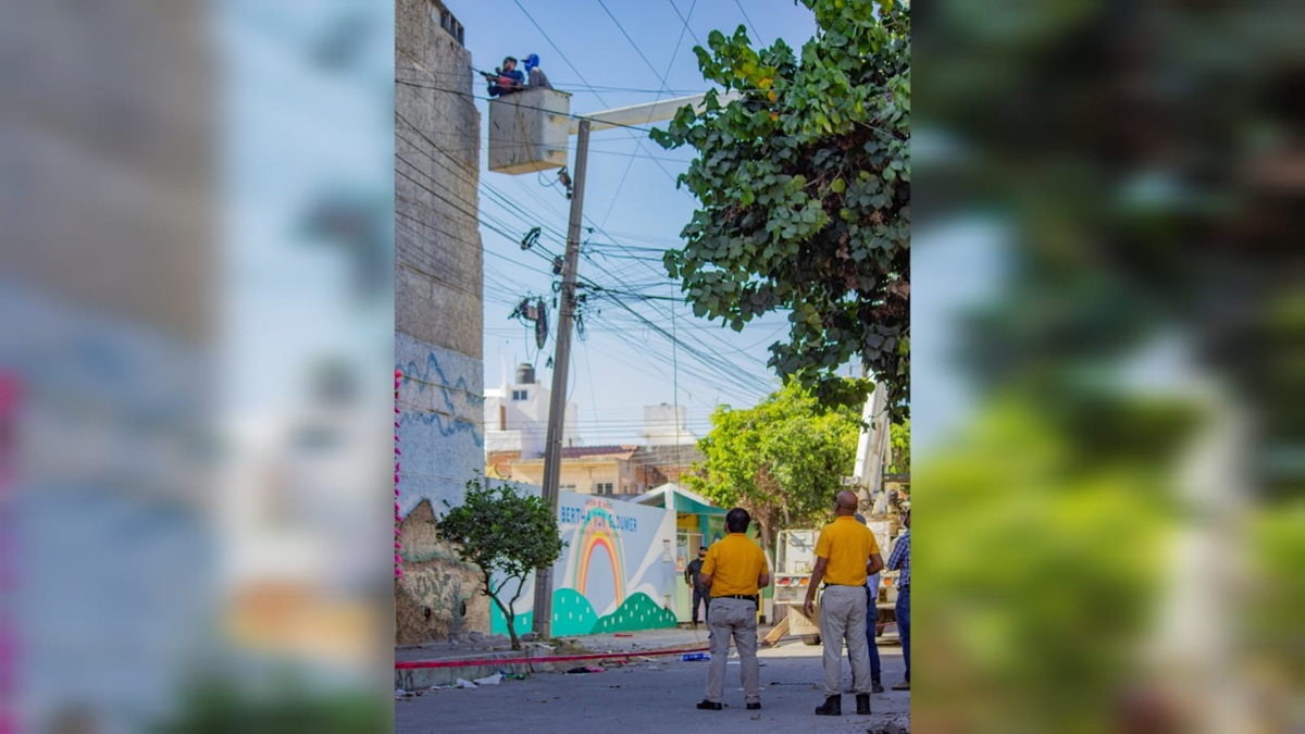 Inicia demolición de barda de antigua tienda del Issste, en Mazatlán