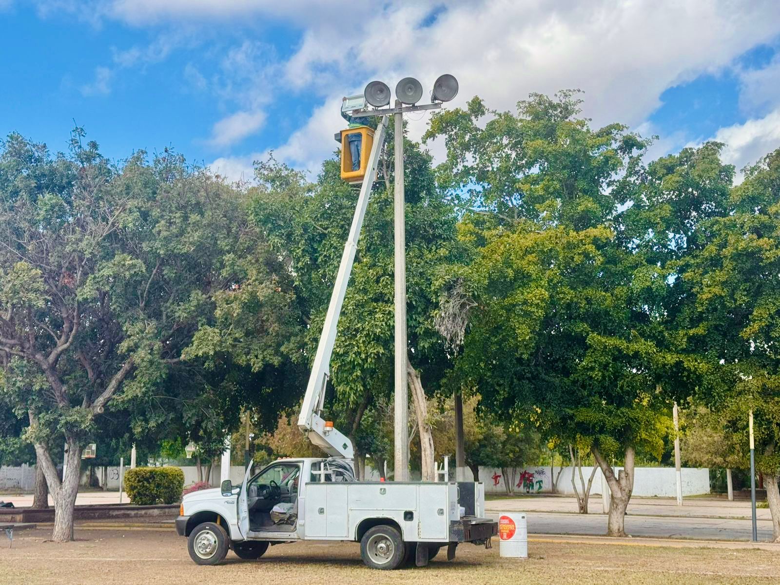 Instalan alumbrado en campos de futbol de Salvador Alvarado