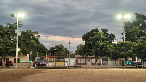 Instalan alumbrado de primer nivel en campos deportivos de futbol en Salvador Alvarado, Sinaloa