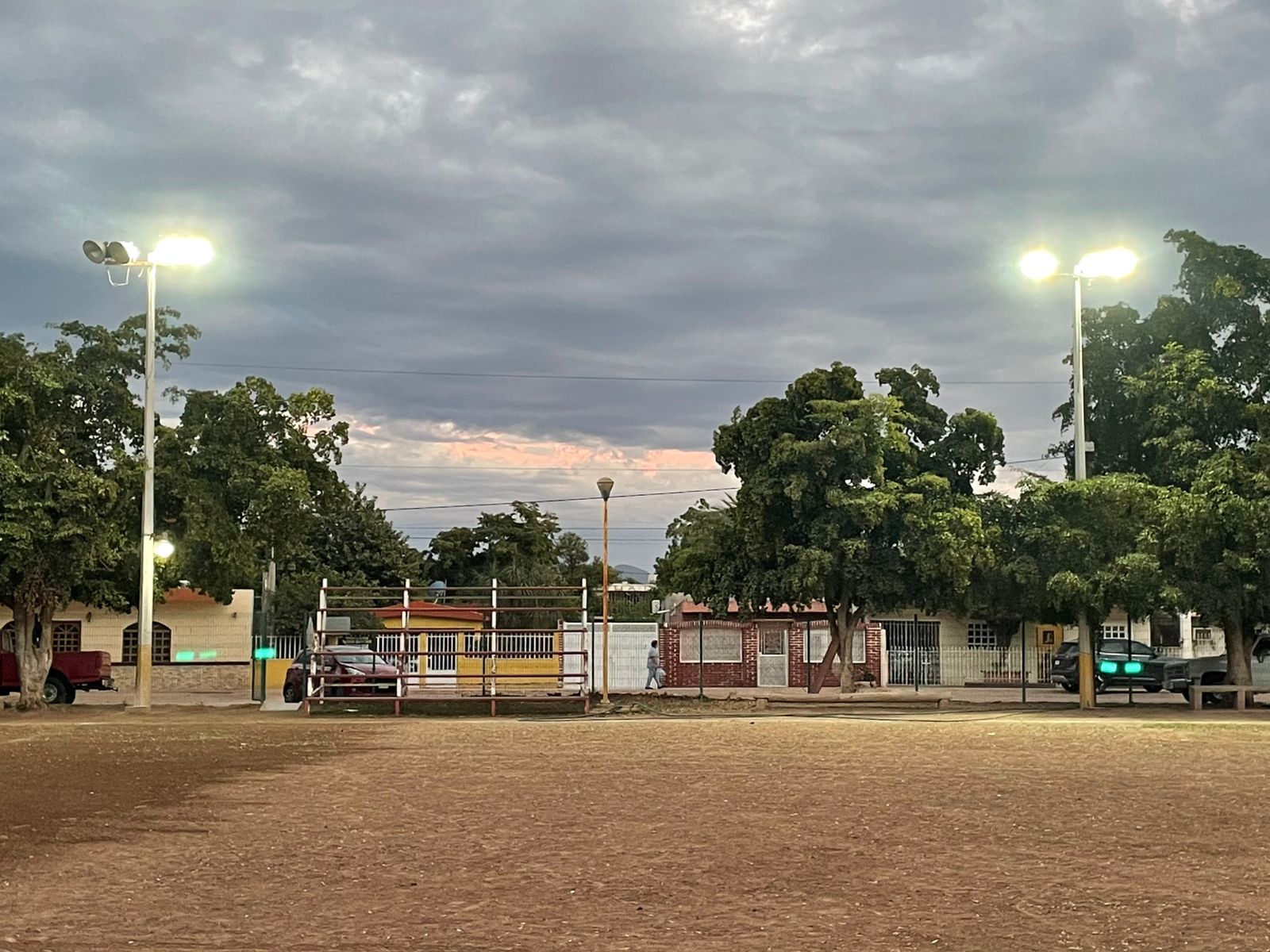 Instalan alumbrado en campos de futbol de Salvador Alvarado
