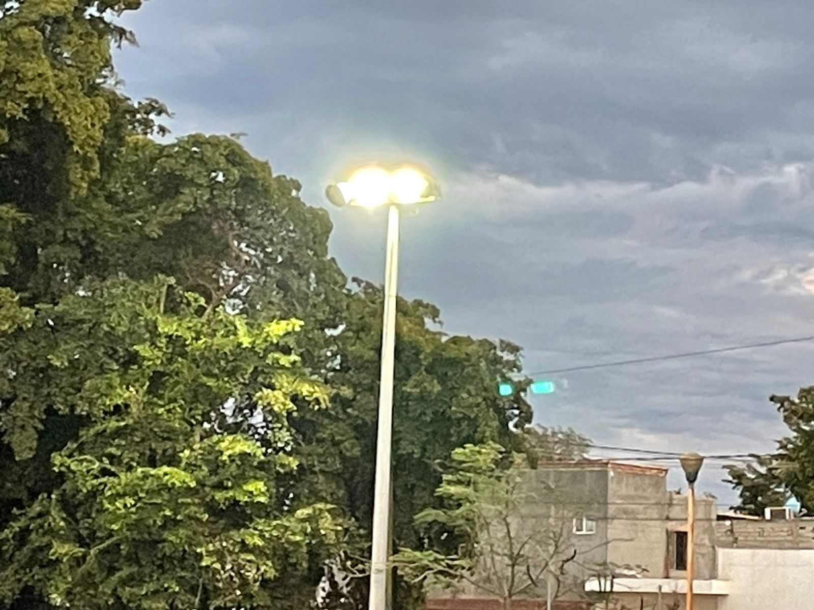 Instalan alumbrado en campos de futbol de Salvador Alvarado