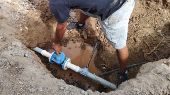 Instalan válvula y detectan tomas clandestinas en El Vainillo, Mazatlán, Sinaloa; restablecen agua en la comunidad