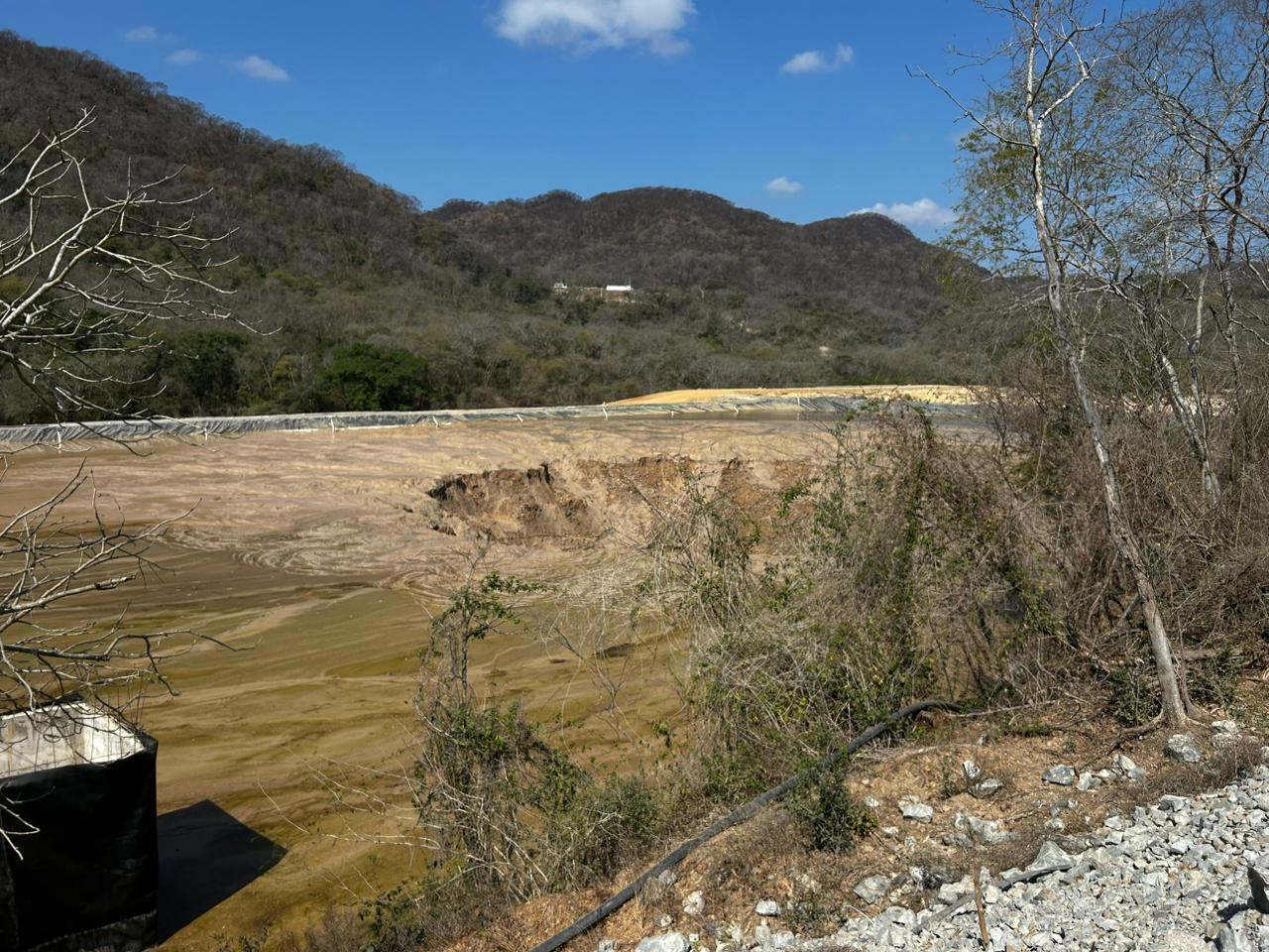 Intensifican labores de rescate de mineros atrapados tras derrumbe de una mina en Rosario