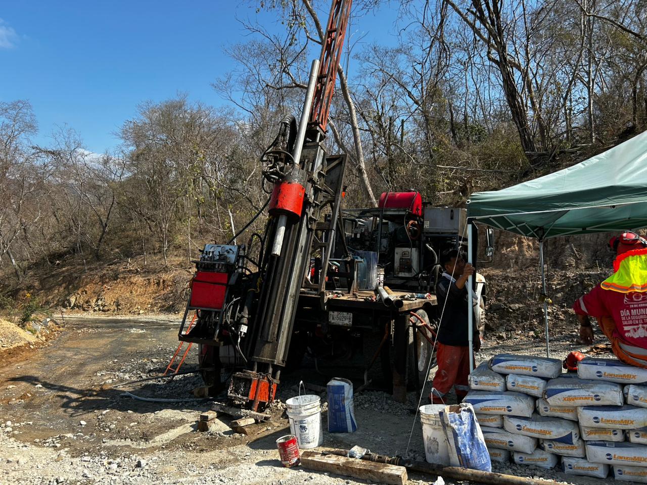 Intensifican labores de rescate de mineros atrapados tras derrumbe de una mina en Rosario