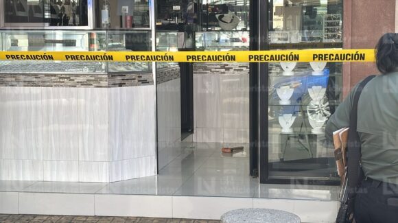 ¡Le roció gas pimienta a la empleada! Sujeto vestido de trabajador de construcción intenta asaltar joyería en Culiacán