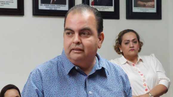 Proliferación de moscos en campos deportivos y zonas aledañas de Guamúchil genera preocupación; autoridades anunciarán fumigación
