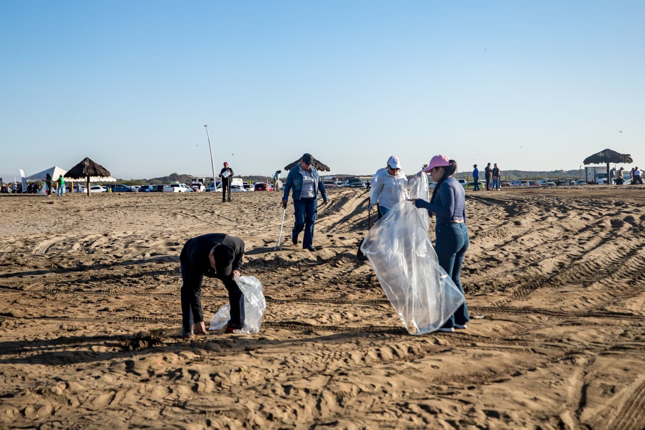 Jornada de "Sinaloa limpia tu playa" en Las Glorias, Guasave