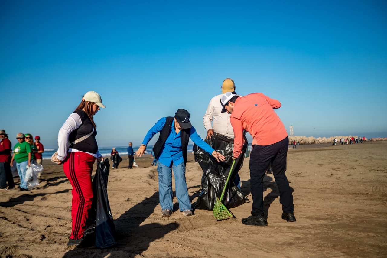 Jornada de "Sinaloa limpia tu playa" en Las Glorias, Guasave
