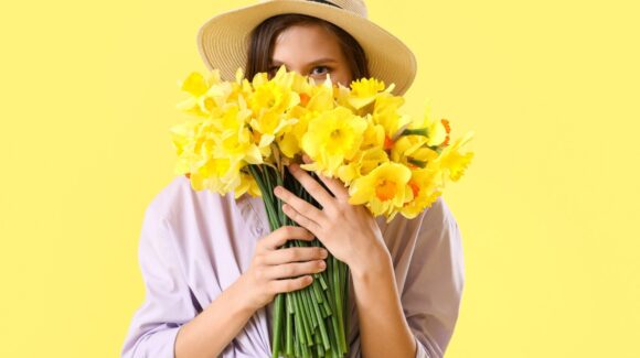 ¡Vete preparando! Ya viene la primavera y con ella el día de regalar flores amarillas
